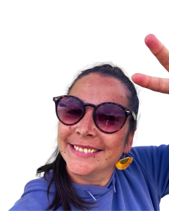Elisa, travel planner, souriante faisant un signe peace