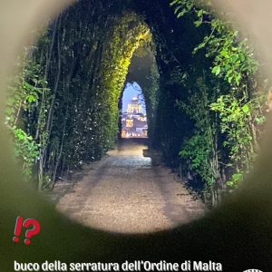 point de vue insolite: allée de jardin et dôme d’église aperçus à travers un trou de serrure