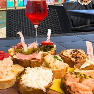 assiette de cichetti avec spritz au Campari, apéritif et spécialités locales