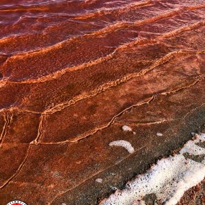 eau et vaguelettes teintées d'une couleur rouge étonnante