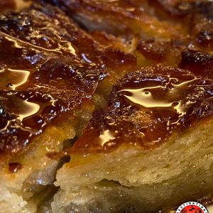 vue rapprochée d'un kouign-amann doré et luisant