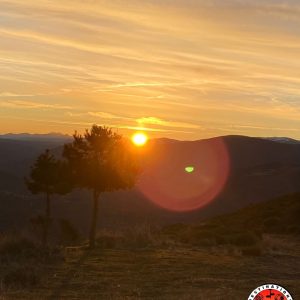 lever de soleil dépassant d'une crête montagneuse