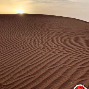 dernier rayon de soleil couchant sur une dune de sable