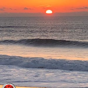 soleil couchant sur la mer avec ciel orange vif