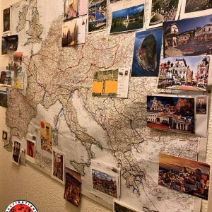 carte routière d'Europe avec circuit tracé et cartes postales