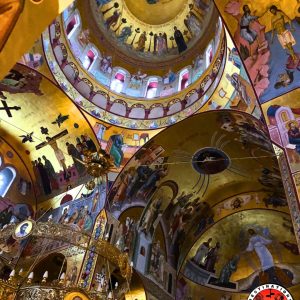 vue intérieure d’une église orthodoxe avec coupole et murs richement peints