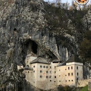 vue extérieure d’un château intégré dans la montagne
