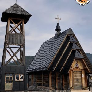 vue extérieure d'une église en bois serbe