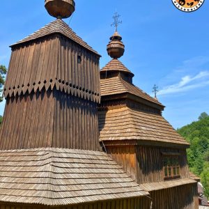 vue extérieure d'une église en bois slovaque