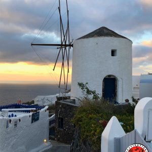 vue extérieure d'un moulin blanc avec la mer en arrière-plan
