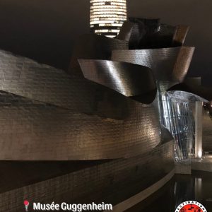 vue extérieure nocturne d’un musée au design moderne