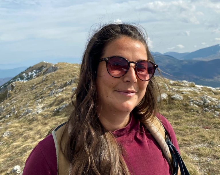 portrait d’Elisa, travel planner, souriante