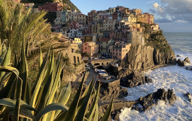village perché sur un rocher, surplombant la mer