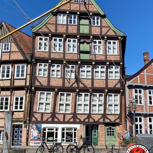 Façade traditionnelle en briques et colombages au bord d'un canal