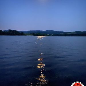 lune brillante dans le ciel nocturne se reflétant sur l'eau calme d'un lac en hongrie