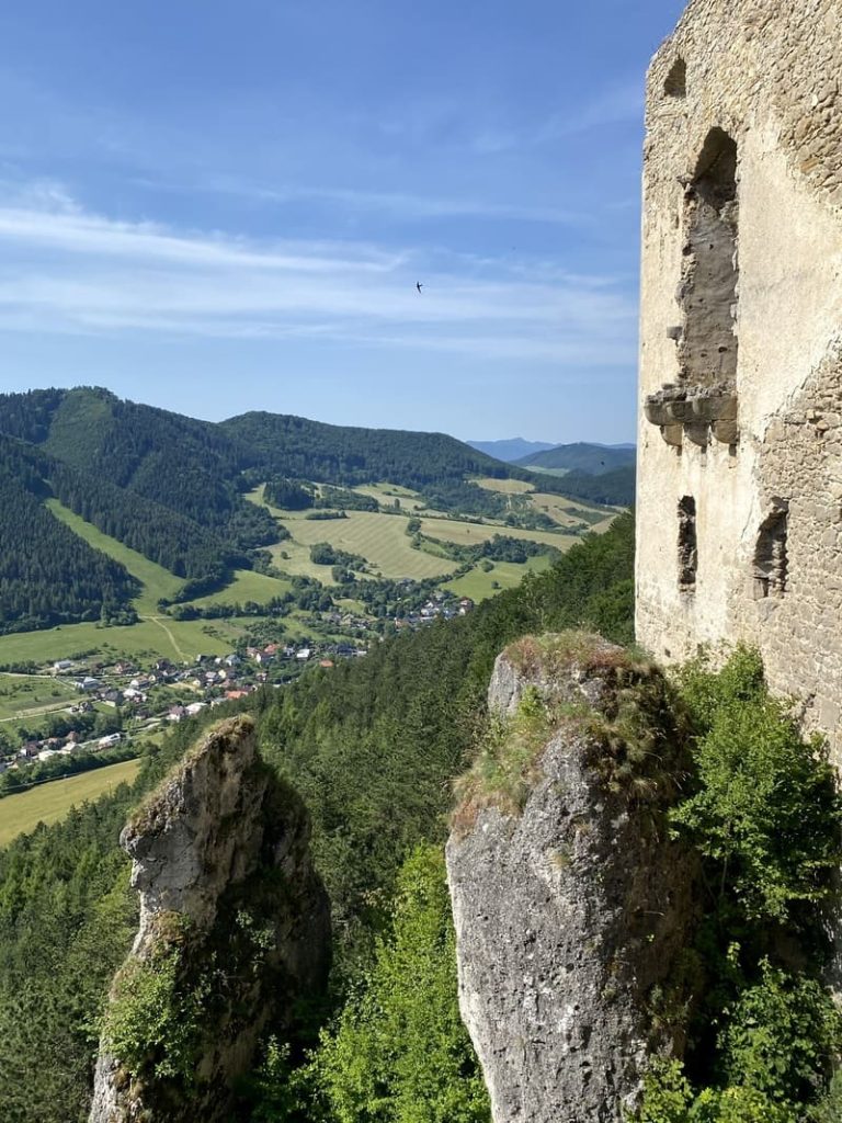 Les ruines du château de Lietava en Slovaquie surplombant un paysage vallonné et verdoyant