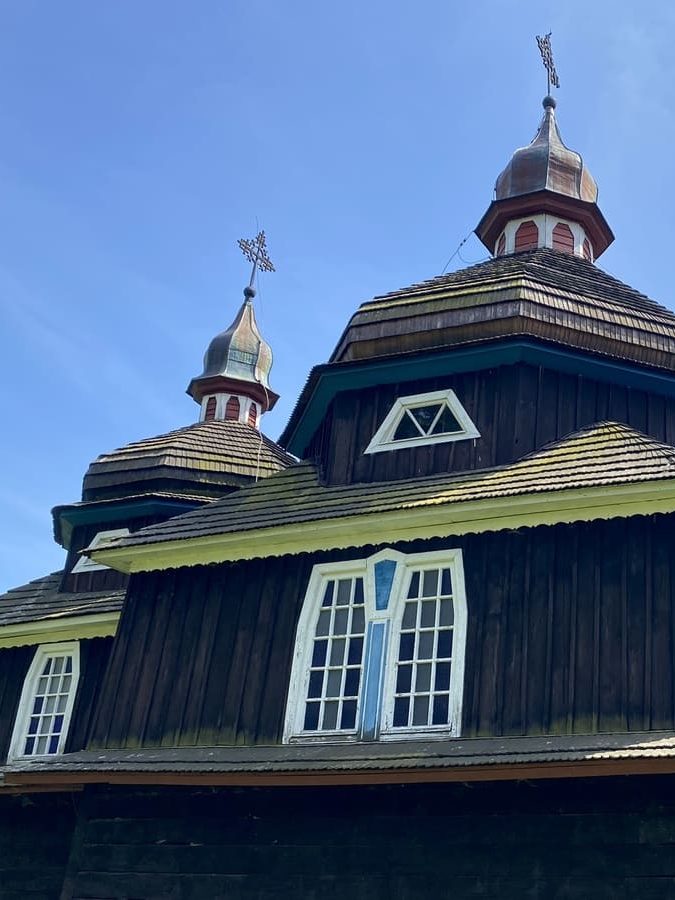 L'église en bois de Nižný Komárnik en Slovaquie avec ses dômes caractéristiques