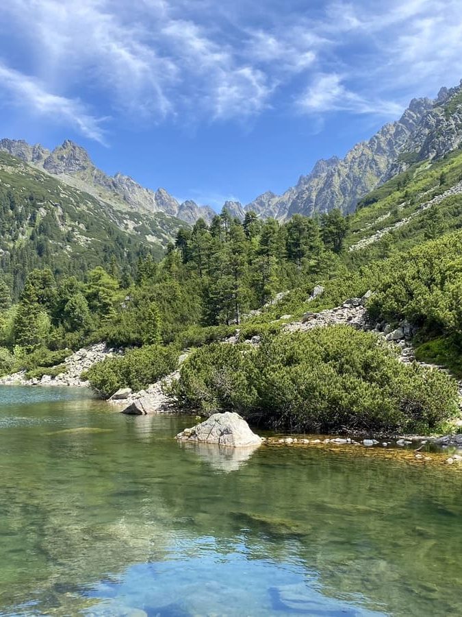 Lac transparent et sommets rocheux des Hautes Tatras en Slovaquie.